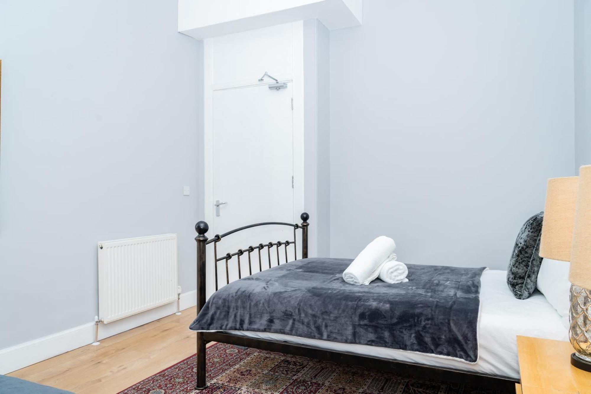 3br Next To Stadium Near Airport Sleeps 7 Apartment *